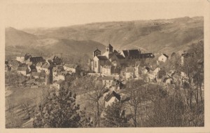 Vue générale d’Aubazines. Carte postale. Archives municipales de Brive, 37 Fi 1363.