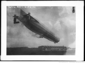 Le zeppelin n° 8, plus grand dirigeable allemand, abattu le 22 août 1914 en Meurthe et Moselle (Agence Rol) Source : gallica.bnf.fr / Bibliothèque nationale de France, département Estampes et Photographies, EST EI-13 (386).