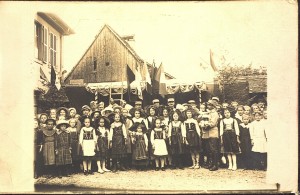 26 juillet 1916 – Photographie d’un groupe composé essentiellement de jeunes filles en costume traditionnel alsacien. Préparatif du 14 juillet 1916 en Alsace. Collecte 14-18. Carte postale, fonds Ladeuil Jean-Louis 23NUM.
