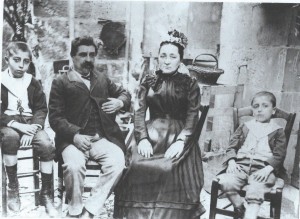 Vincent Ribes en famille, avec à sa droite son fils Léon-Marcel, et à sa gauche, sa seconde épouse Jeanne-Louise Borne et son fils cadet Martial (Doc famille Martinot)